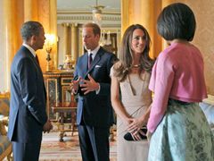 Jeden z nejsledovanějších momentů Obamovy návštěvy v Evropě - šaty, které si na setkání s prvním párem USA oblékla vévodkyně Cathrine. Do 2 hodin byly zcela vyprodány.
