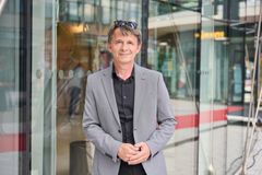 Od role mladého komunisty k angažmá na Vinohradech. Jan Šťastný slaví šedesátiny