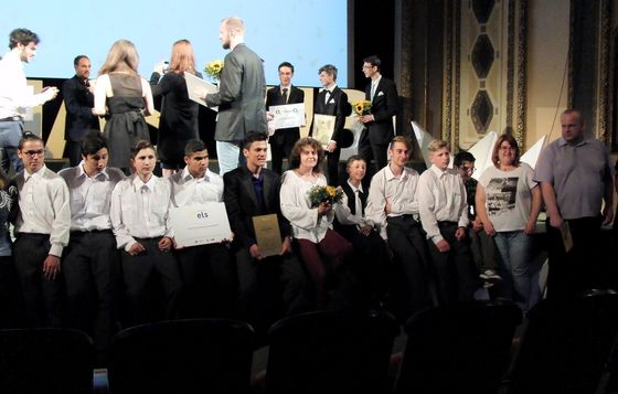 Chlapci z dětského domovu se školou Těrlicko (dolní řada) v pražské Lucerně coby laureáti ceny Gratias Tibi. Zcela vpravo psycholog Přemysl Mikoláš.