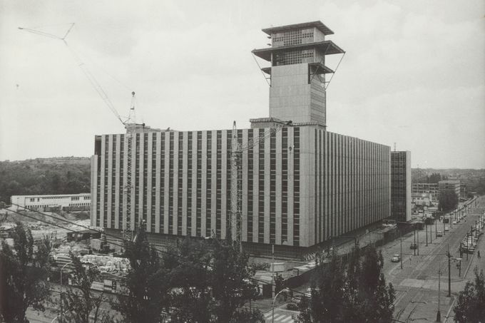 Fotografie z historie budování (výstavba v letech 1972 – 1979) a fungování Ústřední telekomunikační budovy v Olšanské ulici v Praze 3, u níž bude v lednu 2023 zahájena de