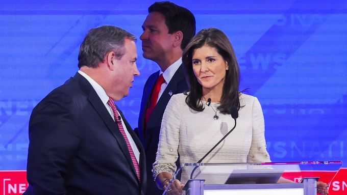 Republikáni Chris Christie (vlevo), Nikki Haleyová a Ron DeSantis (vzadu) během předvolební debaty loni v prosinci.