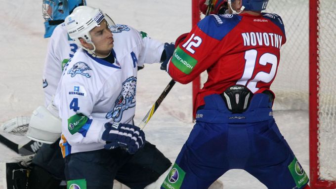 Jiří Novotný v pražském zápase HC Lev proti Barysu Astana