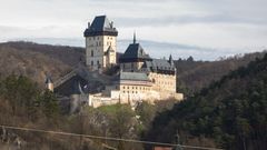 Prázdný hrad i obec Karlštejn, reklamy, reklama, cedule, turismus