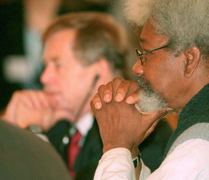 Wole Soyinka s Václavem Havlem na Foru 2000.