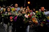 Lidé přinášejí květiny před mešitu Al Noor, v níž včera Australan Brenton Tarrant začal střílet muslimy v okamžiku, kdy se modlili.