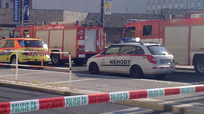 V Sokolovské ulici je nahlášena bomba, policie uzavřela okolí