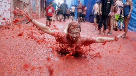 Foto: Španělským městem prolétlo 160 tun rajčat. Místní i turisté se účastnili tomatové bitvy