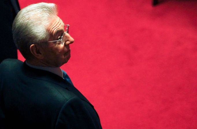 Italský politik a bývalý eurokomisař Mario Monti na snímku z listopadu 2011 při vstupu do horní komory parlamentu.