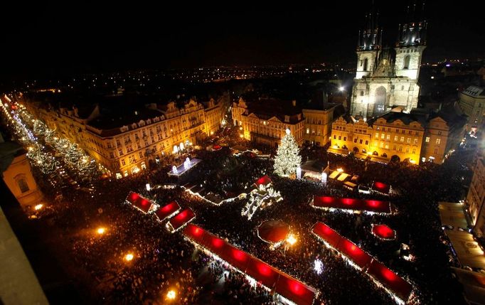 O prvním adventním víkendu se po celé zemi rozsvěcely vánoční stromečky. Takto se rozzářilo Staroměstské náměstí v Praze.