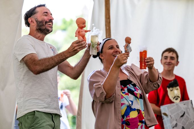 Návštěvníci festivalu Theatrum Kuks viděli inscenaci brněnského divadelního souboru Frgál na nitkách.