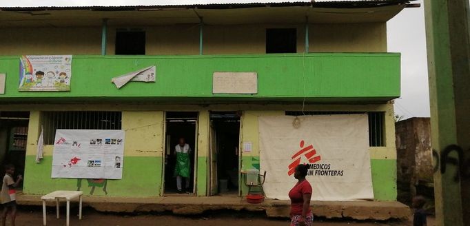 Dočasná klinika Lékařů bez hranic (MSF) v budově školy.