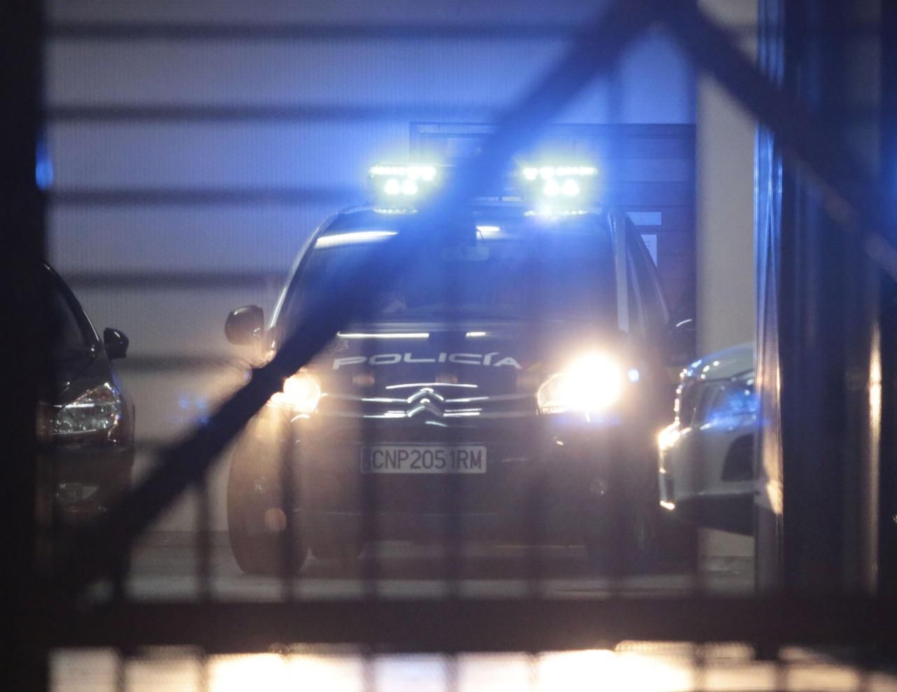 Policejní vozidlo odjíždí s Garzónem od soudu