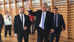 Prezident Miloš Zeman se loučí s žáky středních škol v Chomutově