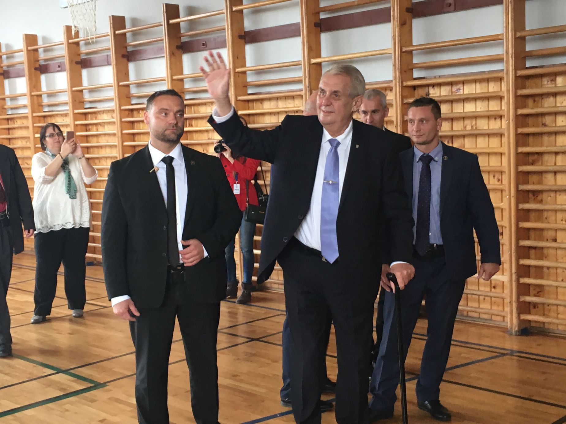 Prezident Miloš Zeman se loučí s žáky středních škol v Chomutově