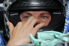 Vettel po technických problémech zastínil Mercedesy