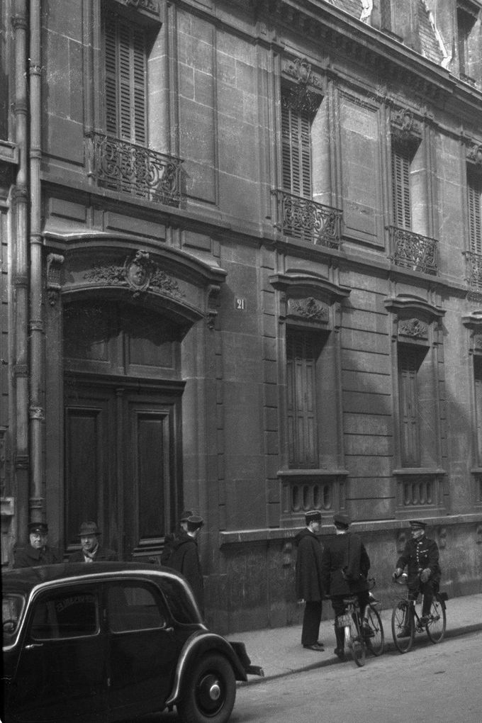 Dům č. 21 v ulici Rue Le Sueur v Paříži, kde lékař Marcel Petiot zavraždil desítky osob během německé okupace. Snímek z roku 1946.