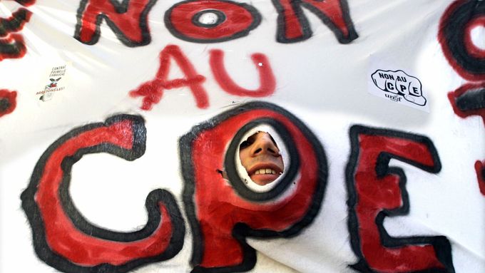 Francie opět protestuje proti pracovní smlouvě pro mladé