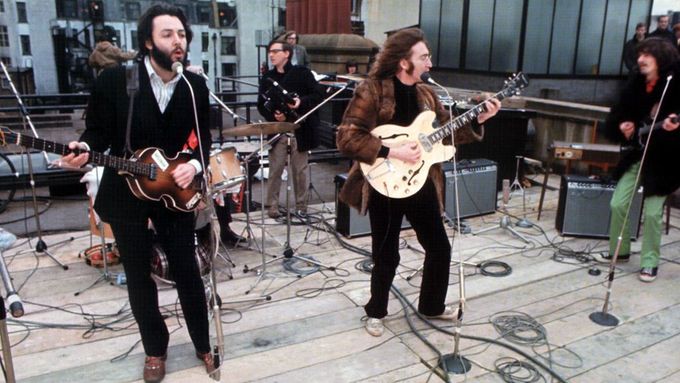 30. ledna 1969. Beatles hrají Don't Let Me Down na střeše Apple Corps.