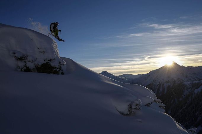 Austrian freeride skier Mathias Haunholder jumps off a cliff during a freeride skiing tour on Sonnenkopf mountain in Langen am Arlberg December 10, 2012. Backcountry or freeride skiers ski away from marked slopes with no set course or goals, in untamed snow, generally in remote mountainous areas. Picture taken December 10, 2012. REUTERS/ Dominic Ebenbichler (AUSTRIA - Tags: SPORT SKIING SOCIETY) Published: Led. 21, 2013, 10:18 dop.