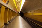 Metro mezi Českomoravskou a Smíchovským nádražím nejezdilo, na Florenci skočil člověk do kolejiště
