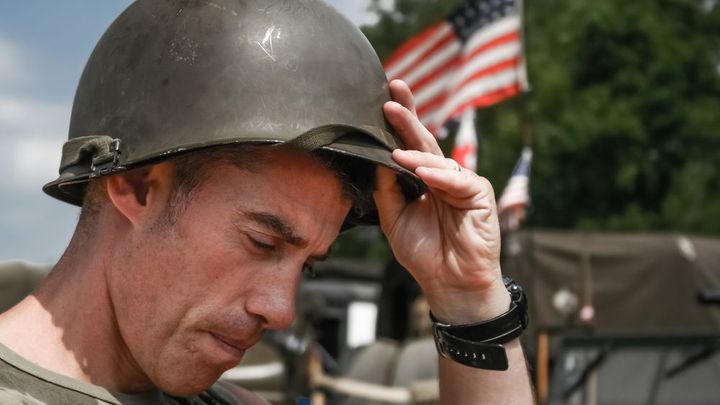 Není to Norris, ale má jeho kuráž. Veterán Chuck ničí nevybuchlé bomby ve Vietnamu