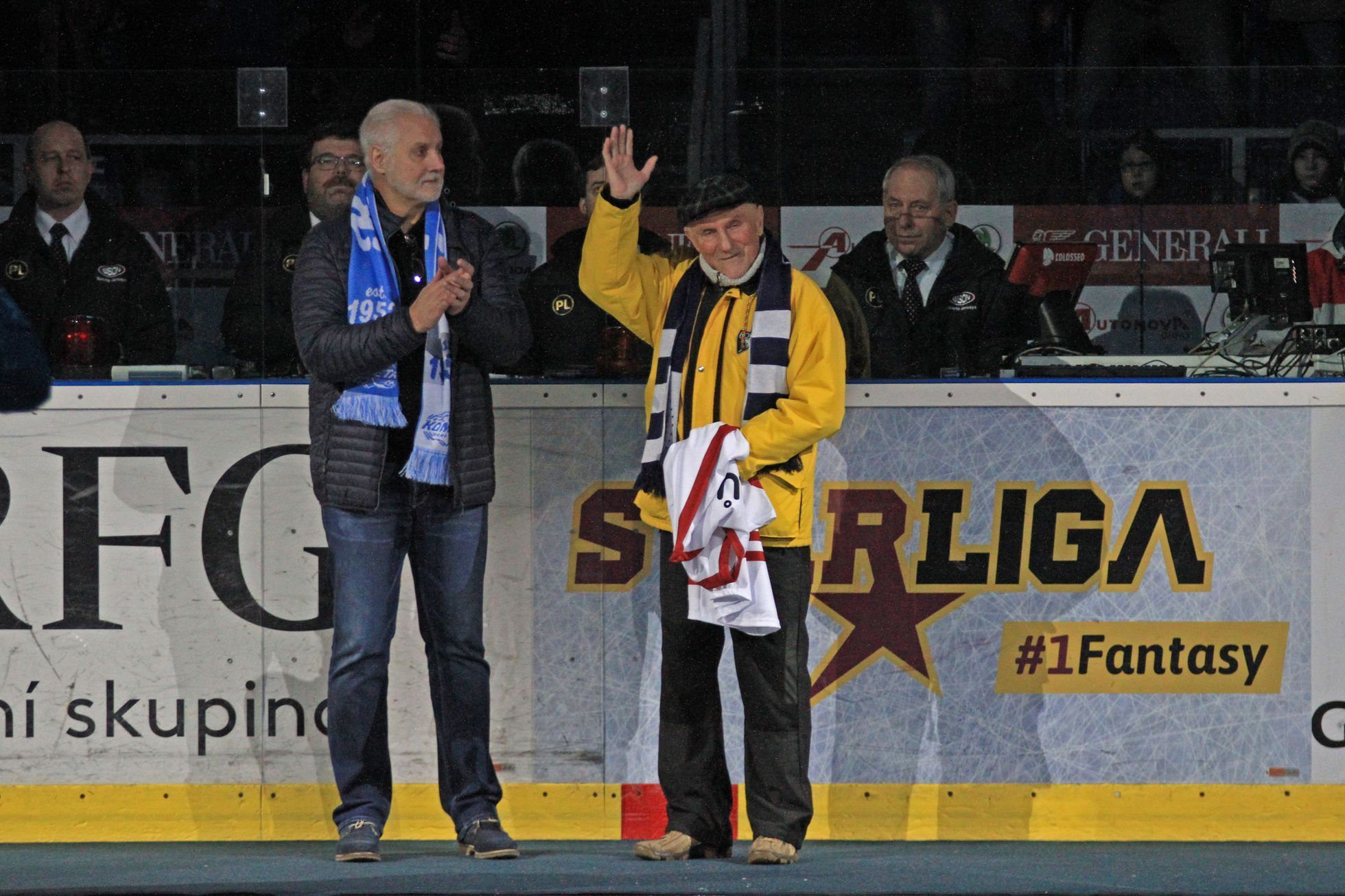 předání dresu "80" panu Jaroslavu Pavlů od hejtmana JmK