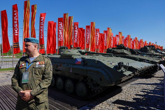 Moskevská výstava ukořistěné vojenské techniky, kterou používá ukrajinská armáda. K vidění jsou třeba americký tank M1 Abrams, německý Leopard či české BVP.