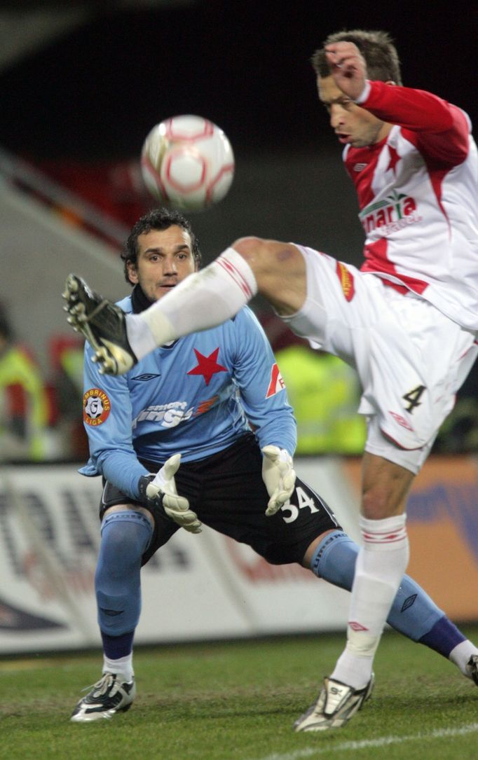 Fotbalista klubu SK Slavia Praha David Hubáček a brankář Štefan Senecký v utkání Gambrinus ligy.