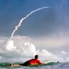 Surfaři sledují start raketoplánu Atlantis.