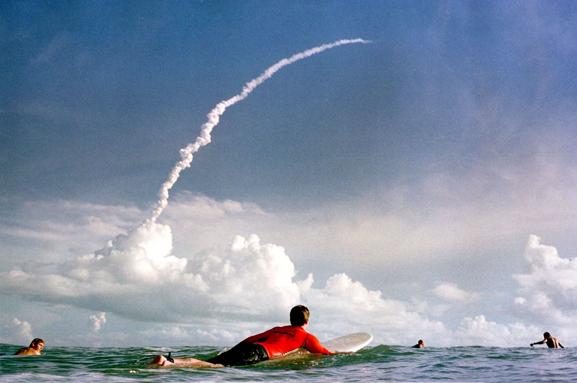 Surfaři sledují start raketoplánu Atlantis.