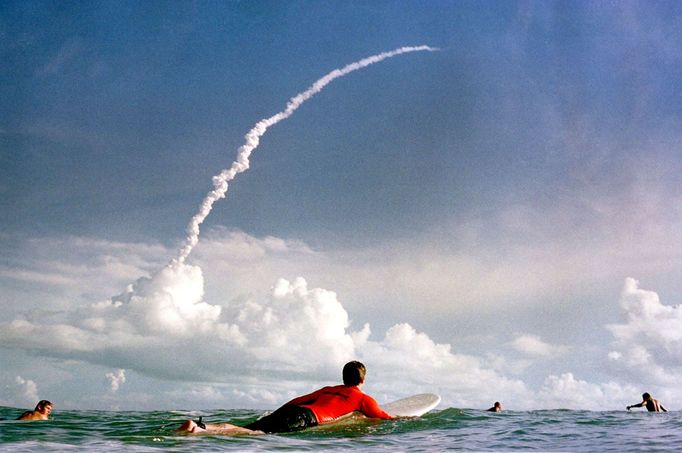 Surfaři sledují start raketoplánu Atlantis v září 2000.