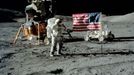 Eugene Cernan pózuje s americkou vlajkou během mise Apollo 17, 12. prosince 1972.