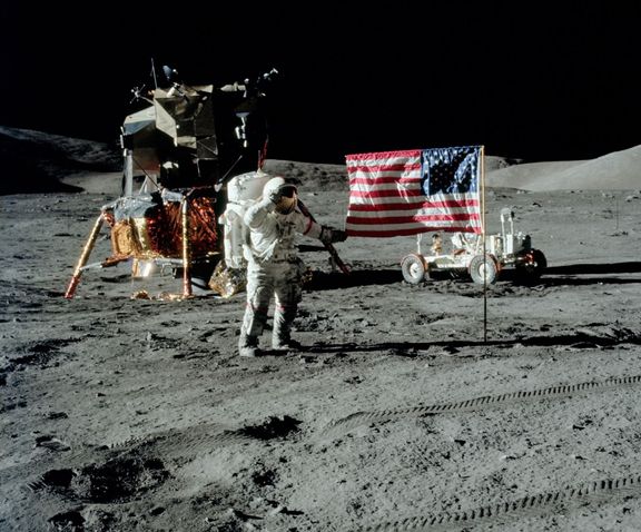 Eugene Cernan pózuje s americkou vlajkou během mise Apollo 17, 12. prosince 1972.