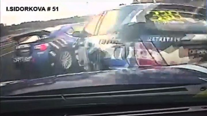 Chaos na ruském závodním okruhu. Dva jezdci předjížděli dívku, vrazili do sebe; Zdroj foto: SMP Racing via Instagram