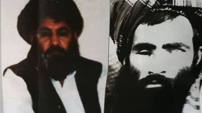 Současný a někdejší vůdce Tálibánu - Muhammad Mansúr (vlevo) a Muhammad Umar.