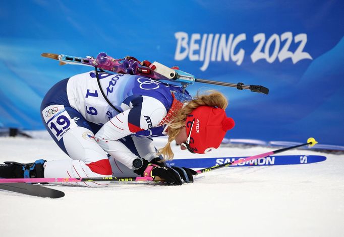 Markéta Davidová v cíli sprintu biatlonistek na ZOH 2022 v Pekingu