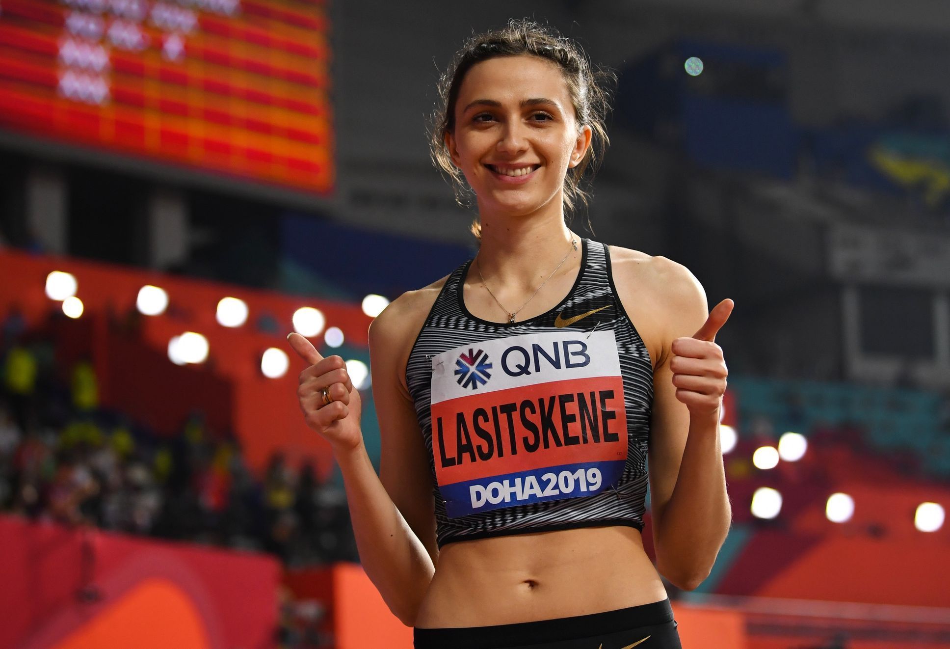 MS v atletice 2019: Ruska Marija Lasickeneová oslavuje vítězství ve skoku vysokém