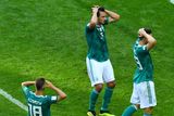 Němečtí fotbalisté po zápase s Jižní Koreou nemohli věřit tomu, co se právě stalo. Úřadující šampioni prohráli 0:2 a s letošním turnajem se loučí.