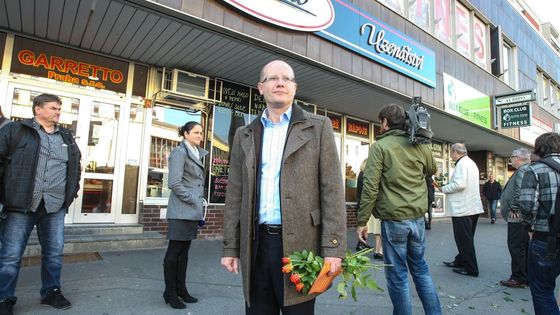 Superlídři vstoupili do kampaní. Růžemi i tričky