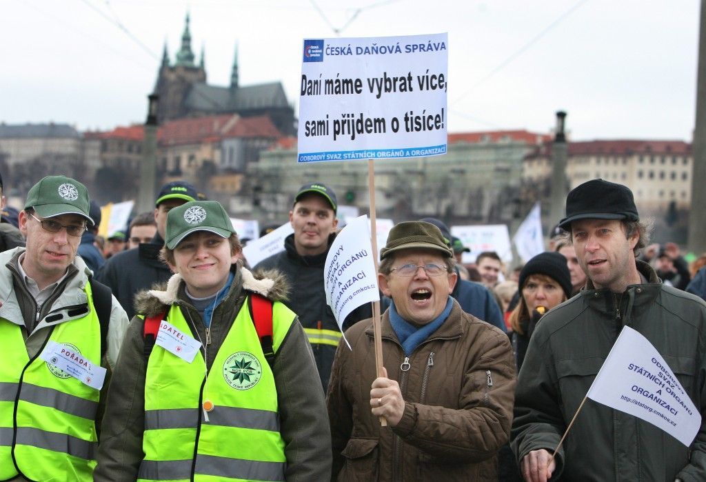 Demonstrace hasičů a policistů proti snížení platů