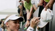 Ruská tenistka Jelena Dementěvová roizdává autogramy fanouškům v Melbourne na Australian Open.