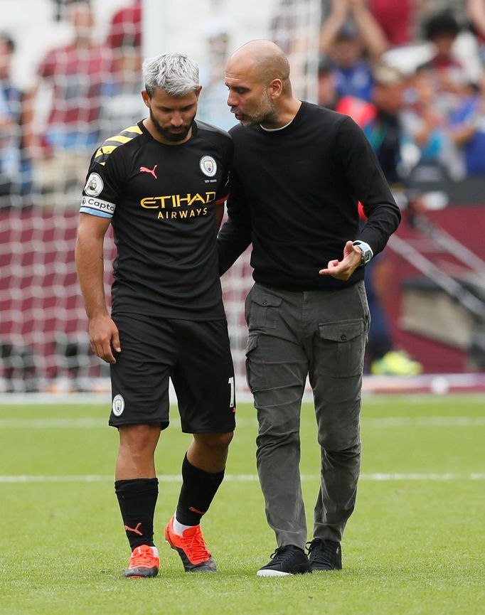 Kouč Manchesteru City Pep Guardiola v rozhovoru se Sergiem Agüerem po utkání, v němž jejich celek zdolal West Ham 5:0