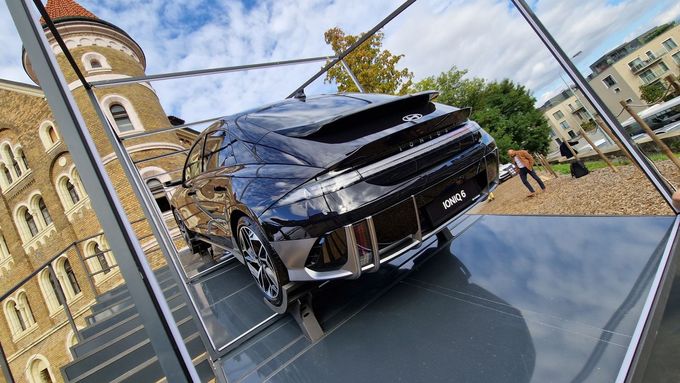 Hyundai Ioniq 6 je k vidění v Praze na Designbloku.