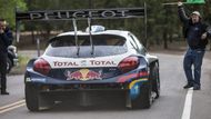 Loeb peníze Peugeotu nevyhodil oknem, v premiérovém startu zajel čas 8:13,878 minuty. Tím o více než 3/4 minuty vylepšil dosavadní rekord a stal se jediným pilotem historie, který Pikes Peak "stihl" pod devět minut.