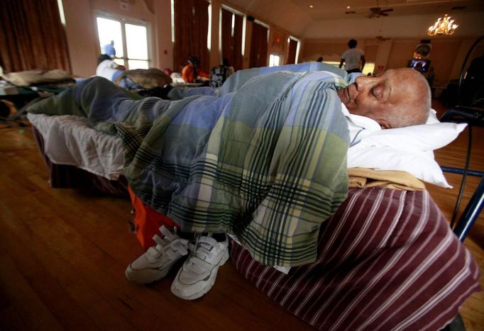 Bertrand Ragas of Port Sulphur, Louisiana rests in a cot at the Belle Chase Auditorium shelter as Hurricane Isaac bears down on the Louisiana coast in Belle Chasse, Louisiana August 28, 2012. REUTERS/Sean Gardner (UNITED STATES - Tags: ENVIRONMENT DISASTER) Published: Srp. 28, 2012, 8:06 odp.