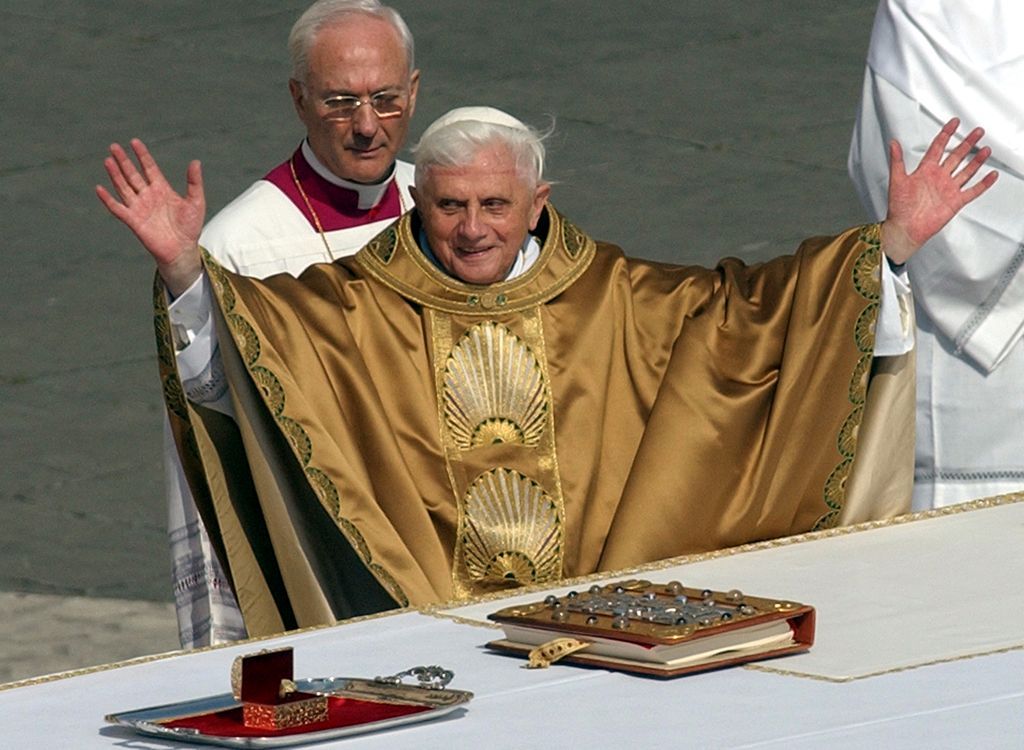 Nový papež Benedikt XVI. při inauguračním ceremoniálu, který se konal 24. dubna roku 2005 na Svatopetrském náměstí ve Vatikánu.