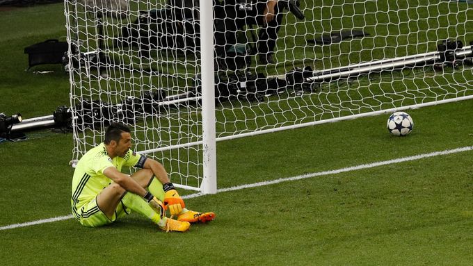 Zklamaný Gianluigi Buffon ve finále Ligy mistrů.