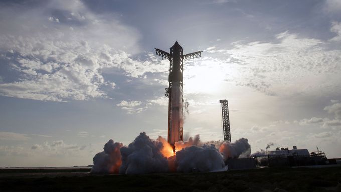 Z kosmodromu Starbase v Texasu v úterý večer místního času odstartovala k desátému zkušebnímu letu loď Starship společnosti SpaceX.