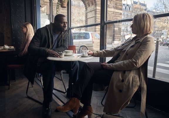 Omar Sy jako Assane Diop a Ludivine Sagnierová v roli Claire.