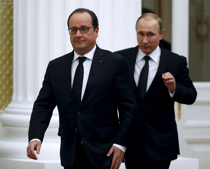 Prezidenti Francie a Ruska Francois Hollande a Vladimir Putin přicházejí po jednání v Kremlu na tiskovou konferenci.